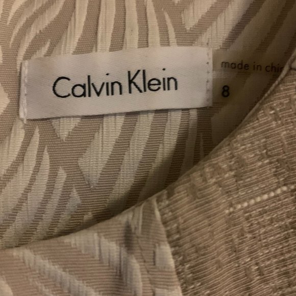 Calvin Klein Tan White Sleeveless Jacquard Sheath Dress With Gold Logo Hardware - Picture 4 of 8